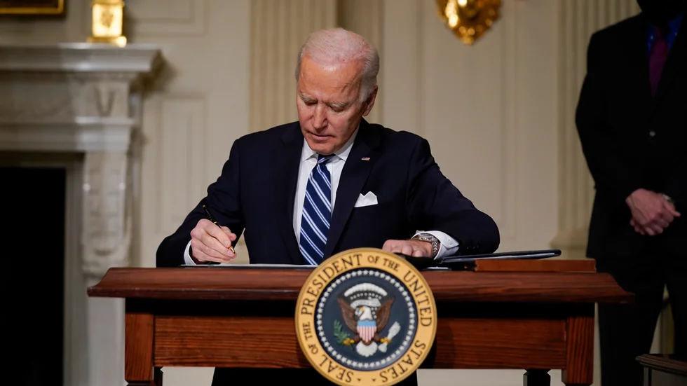 President Joe Biden skriver under en presidentorder som rör klimatförändringarna. Arkivbild.