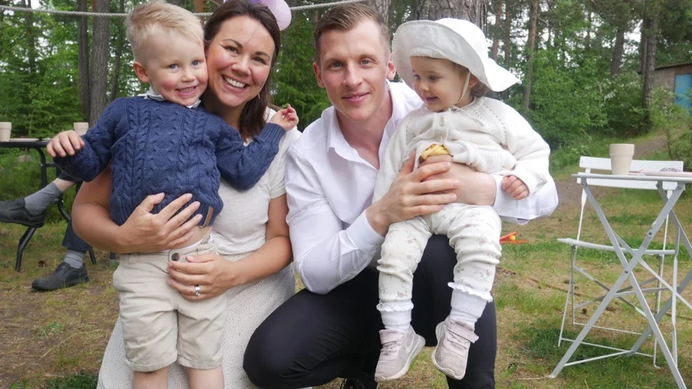 Ellinor och Victor Back med barnen Philip och Ingrid. Vid midsommartid lämnade de Stockholm för Gotland och bidrog därmed till den positiva befolkningsstatistiken.