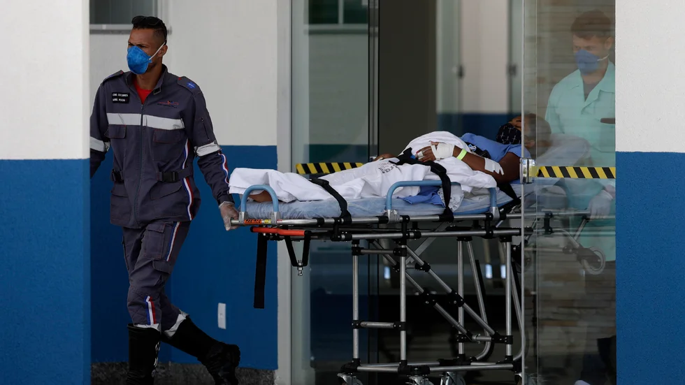 En patient som misstänks ha covid-19 rullas in å ett fältsjukhus i Brasilia i Brasilien.