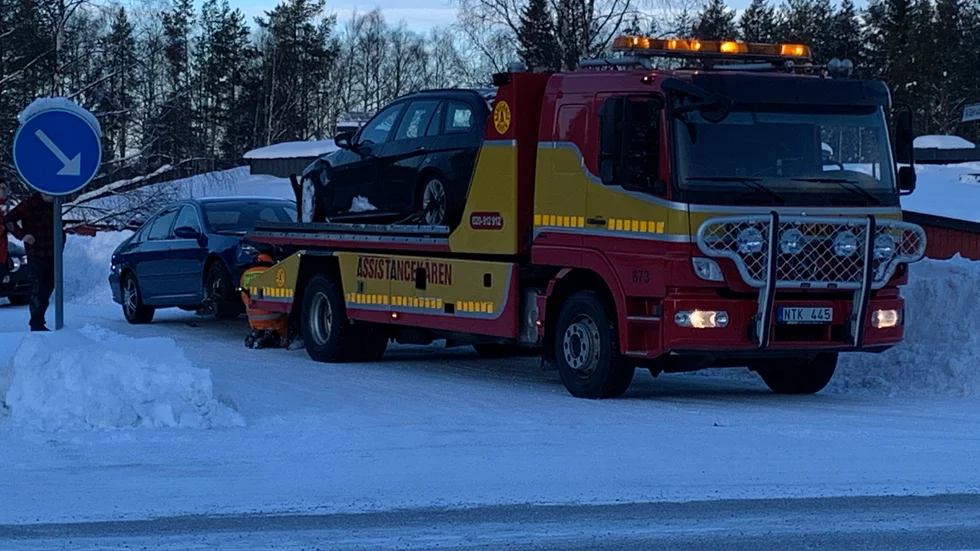 Bägge bilarna fick åka från platsen med samma bärgningsbil.