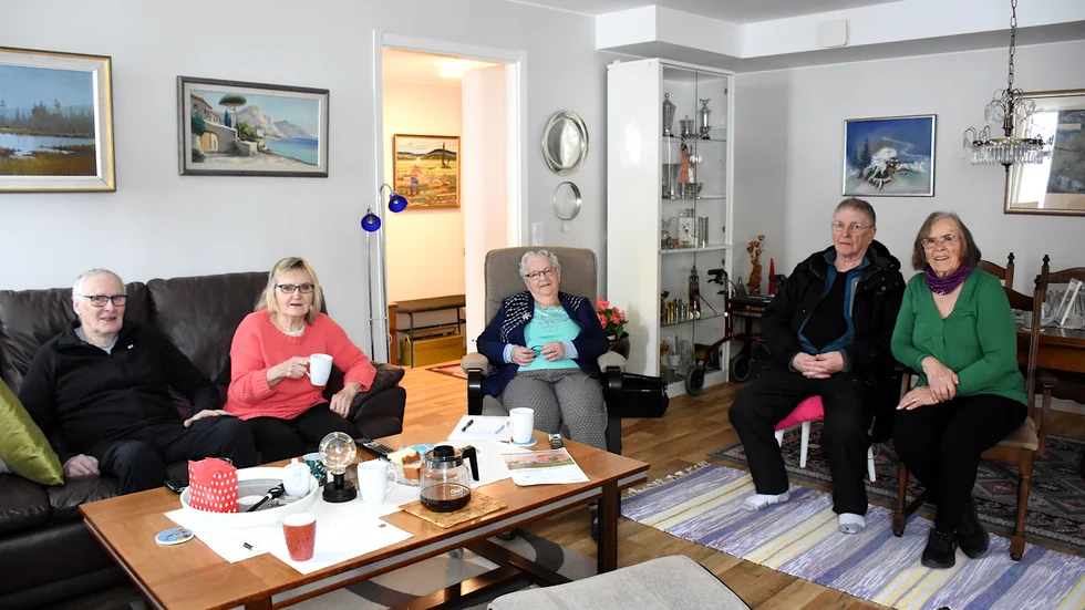 Kurt Grape, Barbro Tano, Dagny Eliasson, Gösta Landström och Astrid Salomonsson talar för hyresgästerna på Skyttegatan. "Vi kunde inte samlas fler än så här i coronatider", säger de. 