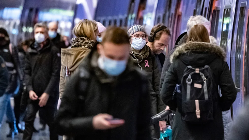 Region Västerbotten skärper restriktionerna och rekommenderar alla att alltid bära munskydd i kollektivtrafiken. Arkivbild.