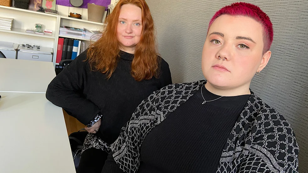 Sara Mühling, ordförande i Tjejjouren, och Mathilda Malmström, volontär, vittnar om ett stort hjälpbehov.  "Vi vill inte säga nej till några stödsökande, men vi vet inte hur länge till vi orkar", säger Mathilda.