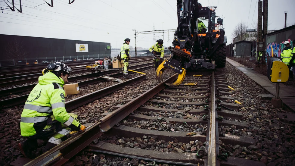 Godståget som spårade ur mellan Sollentuna och Häggvik norr om Stockholm rev med sig järnvägsanläggningen flera kilometer, med stora materiella skador som följd.