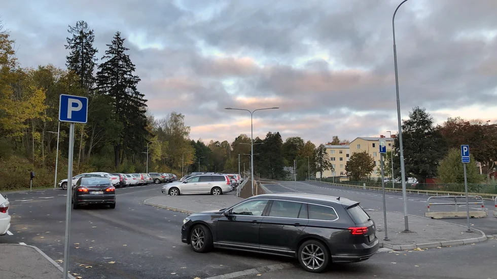 Här vid Lillsjöbäcken är det nu klart för parkering.