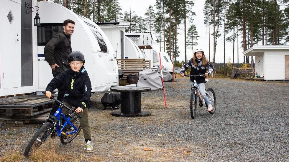 Familjen Stenberg från Sandfors är redo för ännu en vintersäsong vid Tjamstanbackarna. Mattias Stenberg och barnen Astrid, 9 år, och Vilmer, 7 år, cyklar fram till att slalomsäsongen drar igång. 