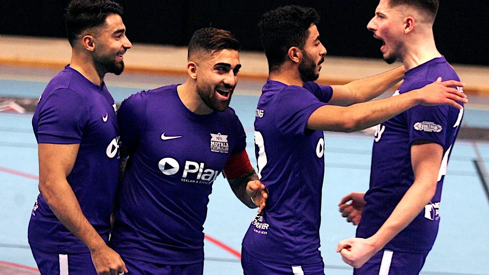 Motala futsalklubb firar ett av målen under förra säsongen. I år får de vänta ytterligare en vecka på premiären sedan Stjärnorp anmält ett lag till division 2-serien. 