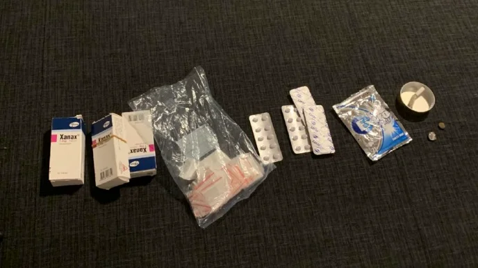 Polisen hittade olika slags narkotiska preparat i lägenheten i Boliden, bland annat cirka 25 gram kokain som har ett straffvärde på runt åtta månaders fängelse.