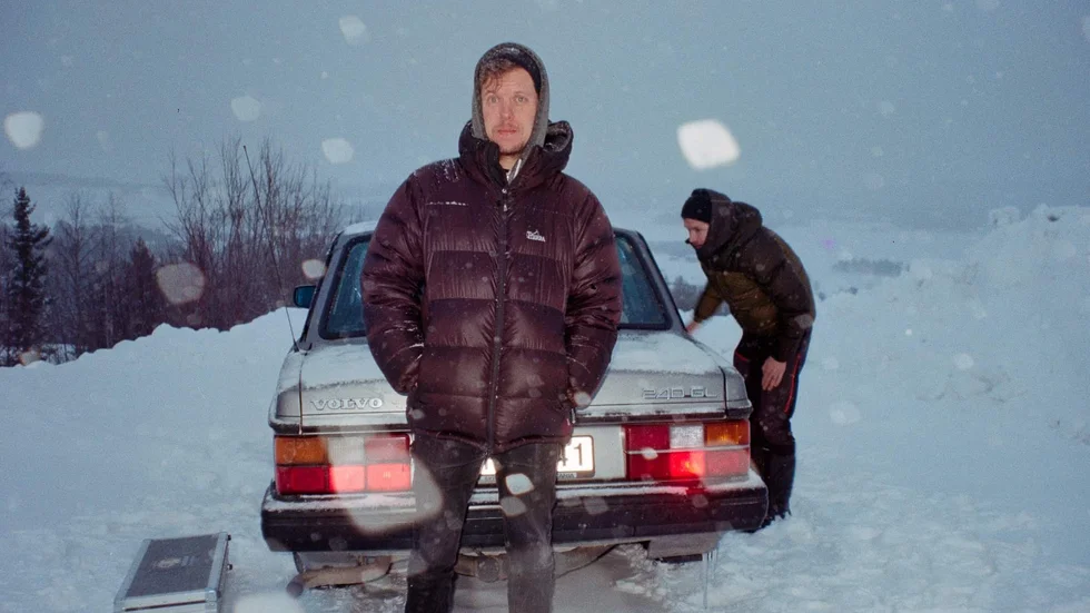 "Den är väldigt gåtfull, man får inte så många svar men det är många frågor som ställs", säger Jon Blåhed om sin film "Inland". 