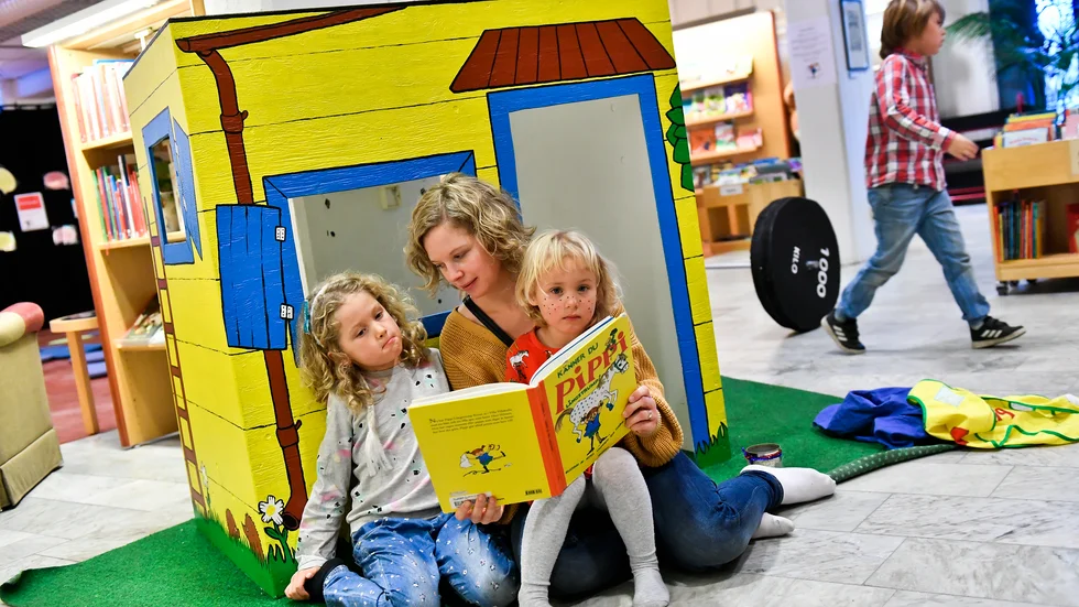 Emelie Lindqvist läser om Pippi för barnen Lova och Clara Lindqvist. Astrid Lindgrens första bok om Pippi kom 1945.