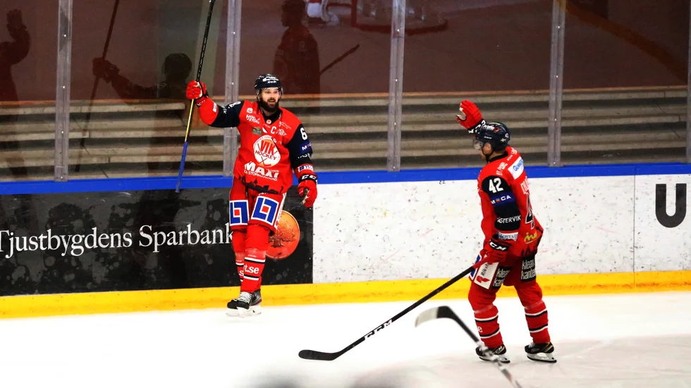 Joakim Hagelin jublar tillsammans med Oskar Drugge efter kvitteringen till 1-1.