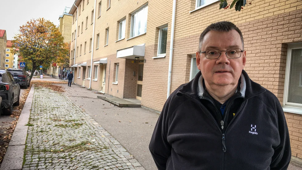 Christer Johansson utanför Noachsgatan 9 där han sedan tio år är bostadsrättsföreningens ordförande. Han är kritisk till att kommunen väljer att säga upp avtalet om skötsel av gångbanan.
