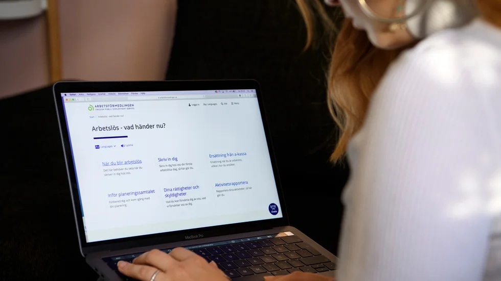 Många av de inskrivna arbetslösa hos Arbetsförmedlingen har kort utbildning, menar debattörerna.