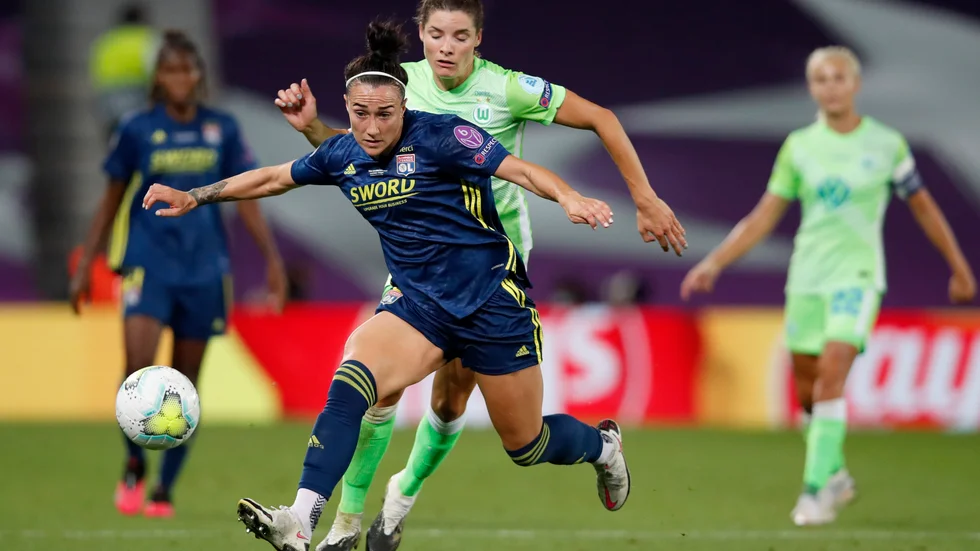 Lucy Bronze jagar efter bollen i Champions League-finalen, som hennes Lyon vann.