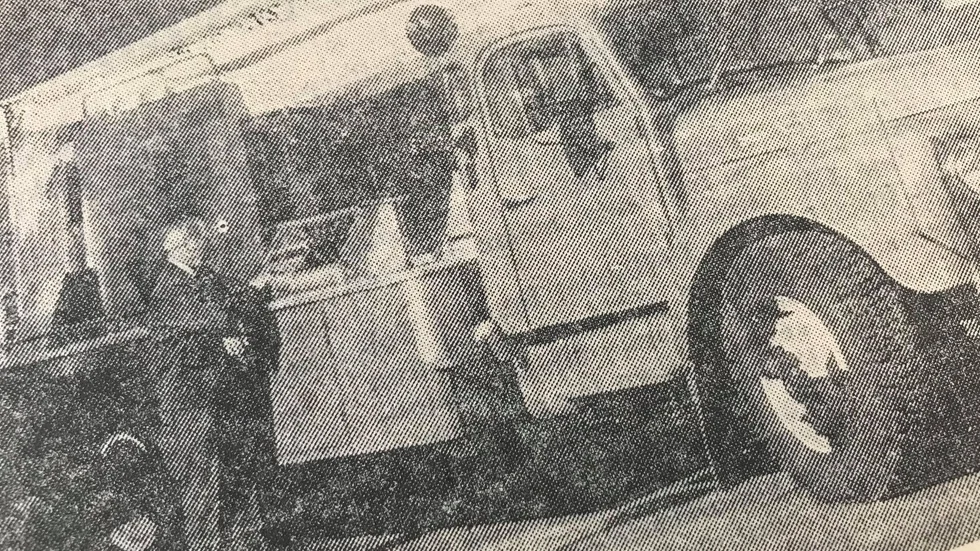Kuriren för 50 år sedan: Brandchef Gösta Fasth tar sig en första titt på nyförvärvet medan Karl-Erik Natanaelsson provar den hydrauliska plattformen.

