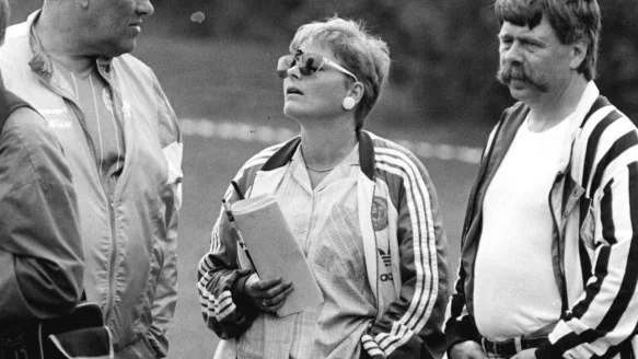 Varpa-SM i Västerås 1990. Tävlingsledaren Barbro Wettersten omgiven av Nils Belfrage och Ulf Nilsson.
