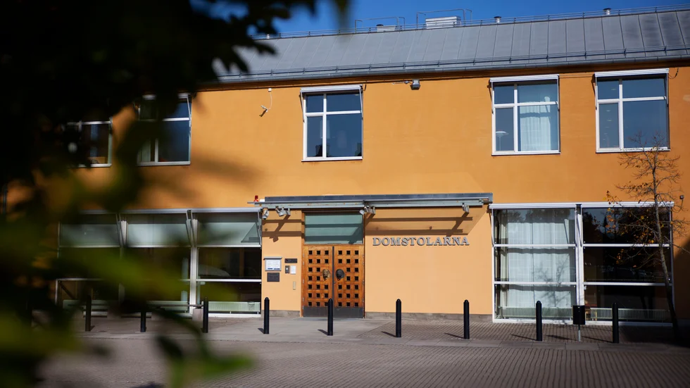 I dag fortsätter rättegången mot den misstänkta knivmannen vid Linköpings tingsrätt. Vi är på plats och direktrapporterar från huvudförhandlingarna.