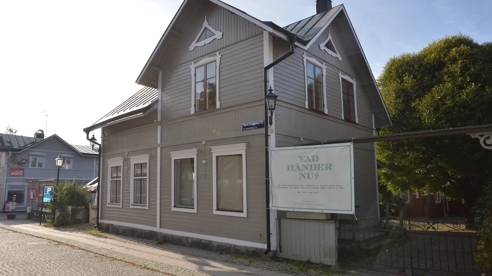 För ett par dagar sedan blev arbetet med fasaden klart och man tog bort ställningen som varit runt byggnaden. 
