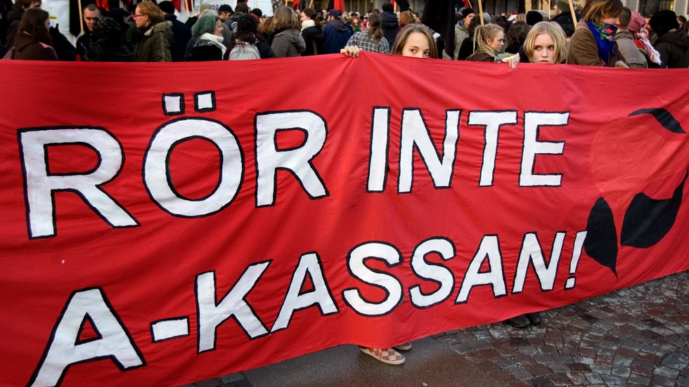 Det lär bli protester igen om den tillfälligt höjda ersättningen tas tillbaka. Arkivbild