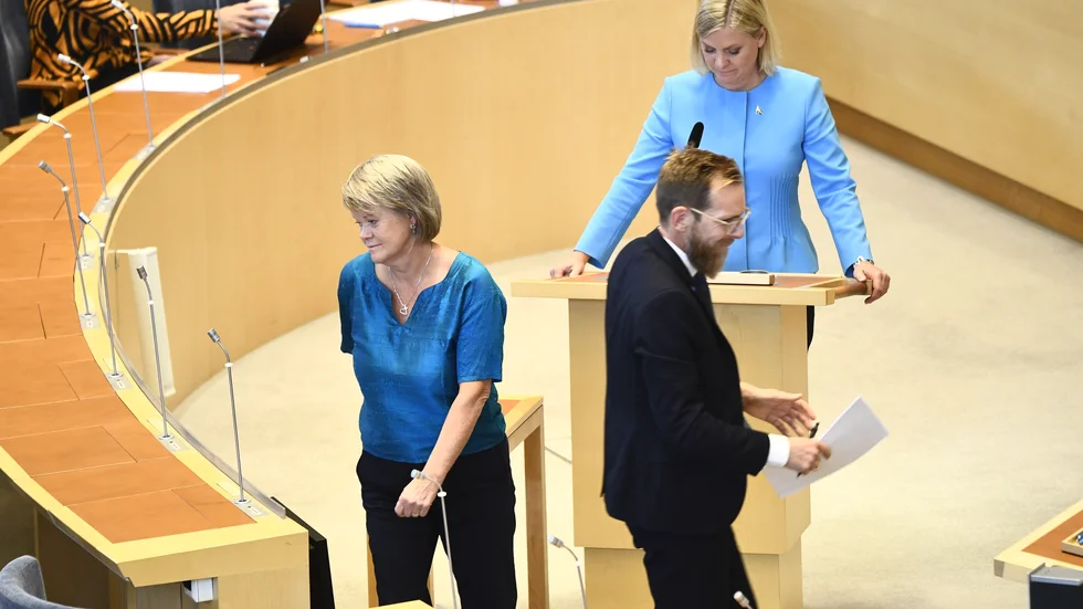 Finansminister Magdalena Andersson omsvärmades stundom av oppositionen vid måndagseftermiddagens riksdagsdebatt. Här byter Ulla Andersson (V) plats med Jacob Forssmed (KD). 