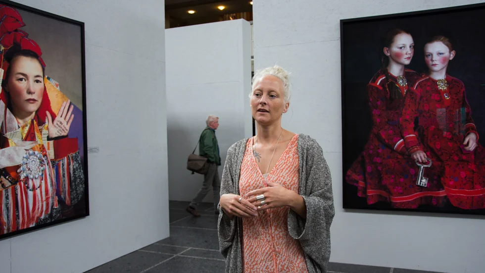 Maria Ragnestam, tidigare konstnärlig ledare för Konstmuseet i Norr, har tillsammans med den sydsamiska konstnären Carola Grahn curerat en samisk samtida utställning som visas på Sven Harrys konstmuseum i Stockholm.