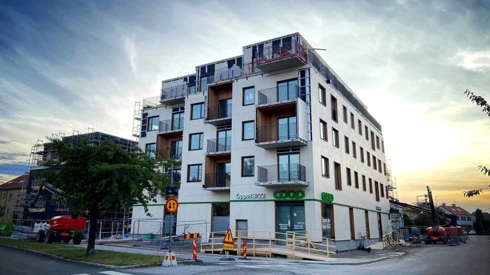 För tre år sedan såg det ut som att det inte skulle bli något av Liljegatan-projektet. Men nu står huset där, snart klart för inflytt. 