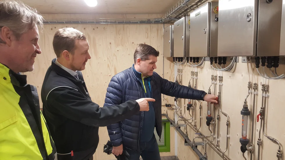 Från den här panelen styrs läkemedelsreningen vid vattenreningsverket i Tierp. Från vänster: Tomas Ulväng, vd Temab, Klas Henriksson, automatiseringsingenjör, och Jörgen Johnsen, VA-chef Temab.