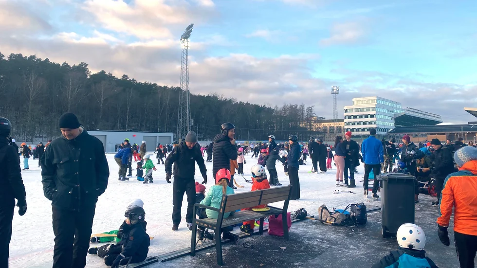 Många Uppsalabor valde under söndagen att bege sig till Studenternas IP för att åka skridsko på allmänhetens åkning.