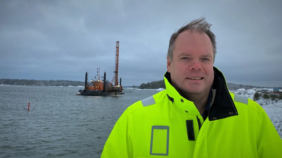 Peeter Nömm vd för Hargs Hamn AB hoppas att isen inte ska lägga sig innan muddringen är klar.