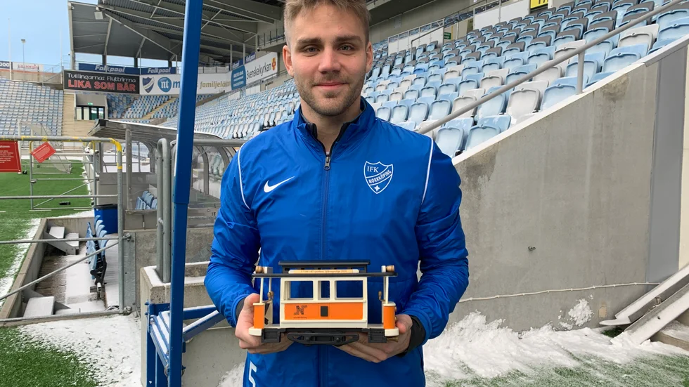 Christoffer Nyman med priset.