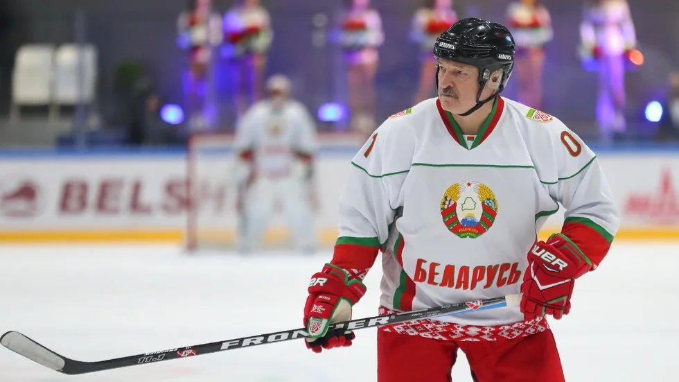 Belarus auktoritäre ledare Aleksandr Lukasjenko är ett hängivet hockeyfan, här syns han på rinken i april i fjol.