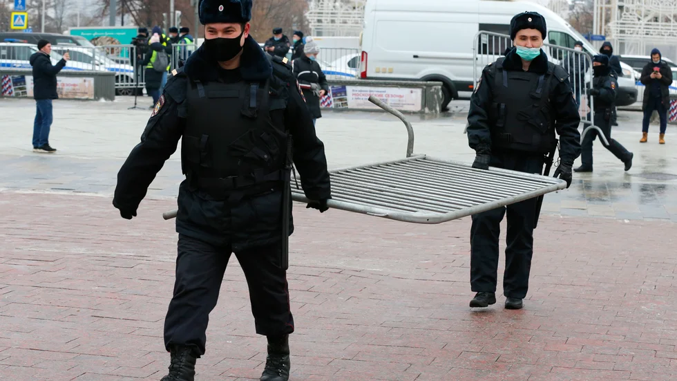 Rysk polis sätter upp stängsel inför lördagens demonstration i Moskva.
