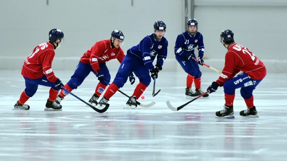 Simon Karlsson (i blå tröja) under ett tränungspass i Relitahallen. Han gjorde mål när Unik bortaspelade mot Lidköping.