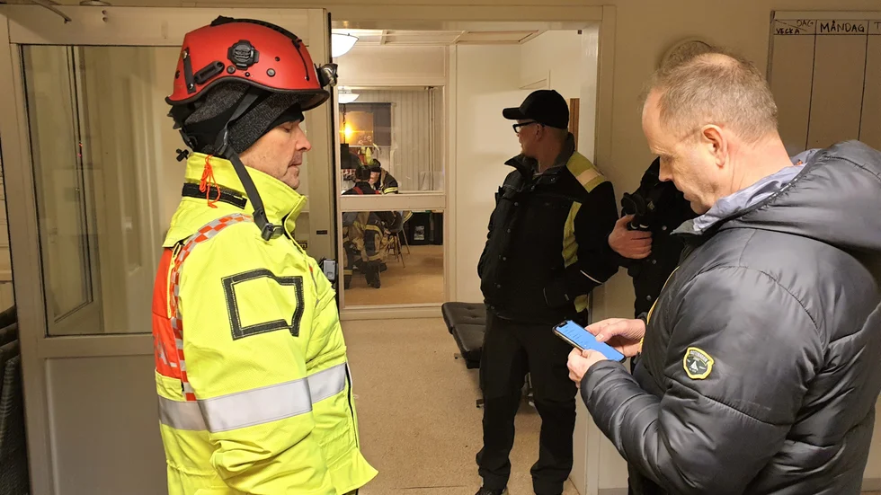 Det drabbade företagets vd och delägare, Folke Stenvall, i samspråk med insatschefen Patrik Juhlin.