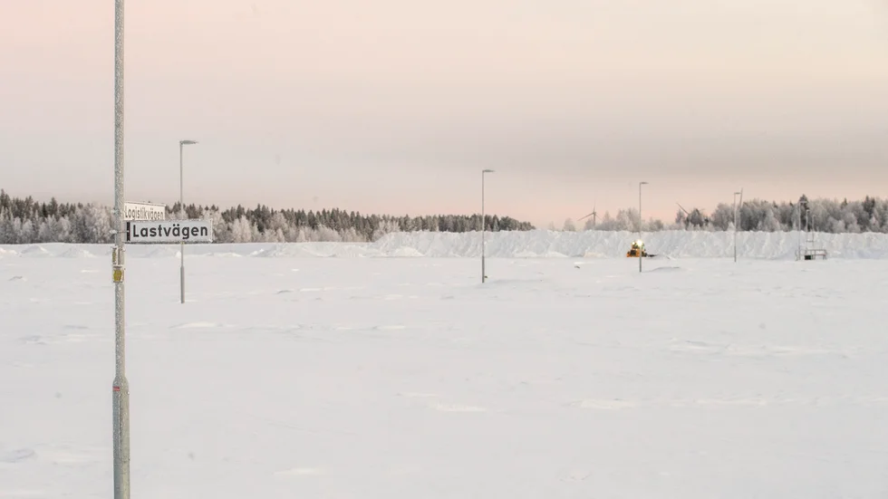 Det finns många lediga tomter på industriområdet på Haraholmen. Det finns även ett stort antal intressenter som kommunen jobbar med. Många är kopplade till Northvolt.