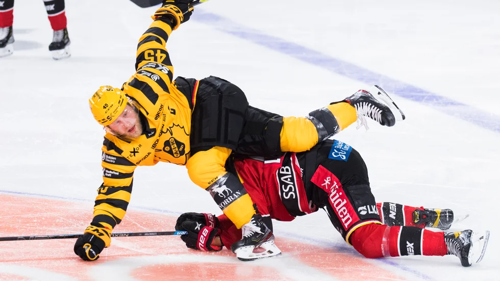 En tuff närkamp i derbyt.