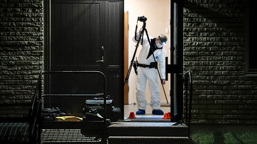 I februari avled en man i 20-årsåldern efter att ha blivit skjuten genom en lägenhetsdörr i Skäggetorp. Skjutningen är en av flera i länet det senaste åren. 
