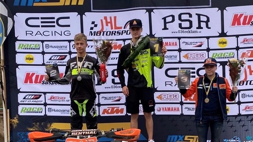 Max Lövgren står övers på pallen, som svensk mästare i motocrossens juniorklass MX2 J19. "Det har varit hårt jobb", säger Max som vill tacka alla personer bakom honom.