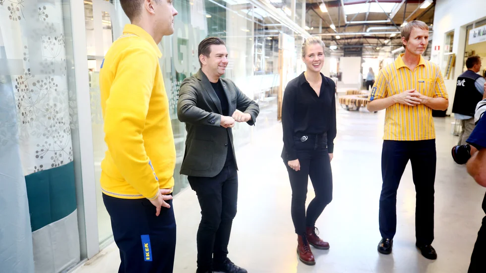 Jonas Fjäll, Jimmy Jansson, Sofia Bystedt och Jonas Carlehed blir avbildade vid presskonferensen där Ikea presenterade att de öppnar världens första second hand-butik på Retuna i Eskilstuna.