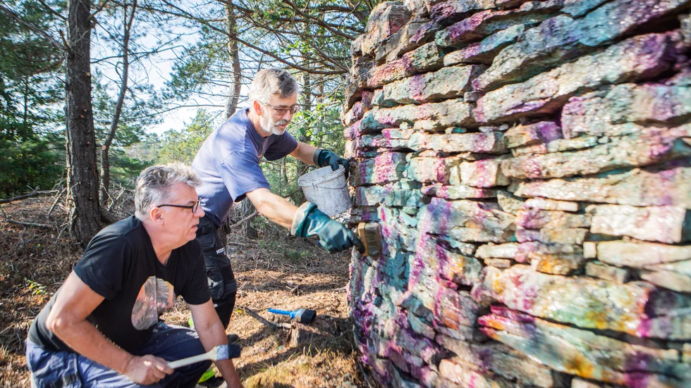 Jyrki Österberg, till vänster, och Per Thomsson, till höger. På onsdagen sanerade de klottret vid kalkugnarna vid Själsö.