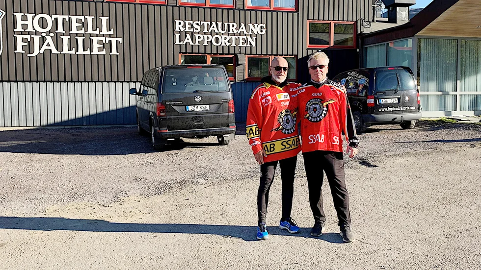 Thomas Bäckström och Lars Bergström utanför hotellet i Björkliden. Guldtränarna från 1996 gjorde i år om fjällresan som laget gjorde hösten 1995.