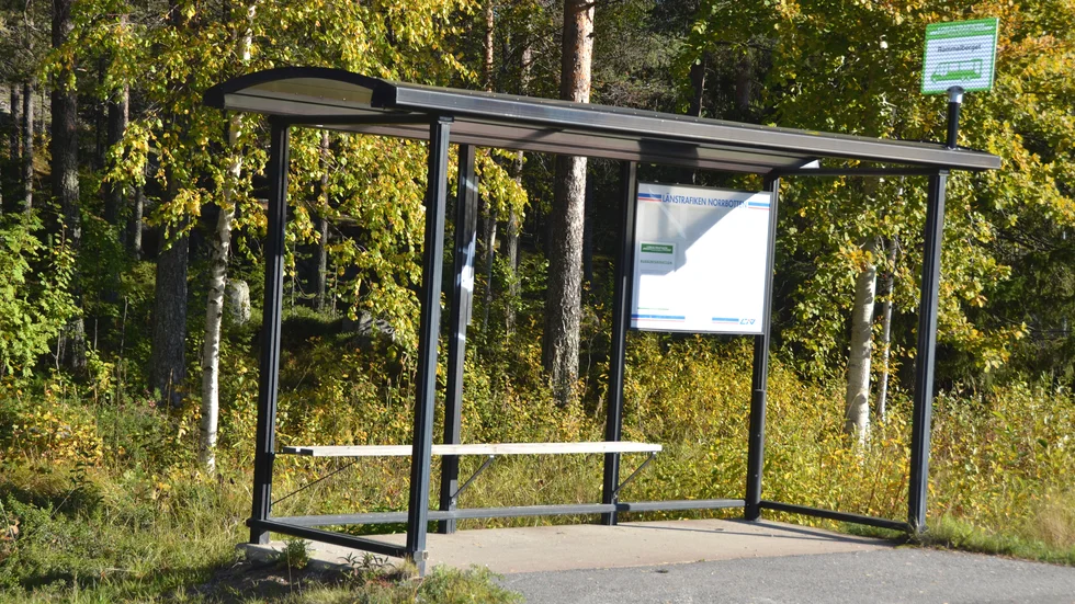 Busskuren vid Rammelberget har upprepat slagits sönder - nu står den utan glasrutor.