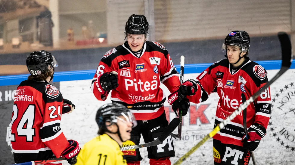  Oscar Eriksson jublar efter sitt mål i Piteåtröjan