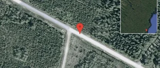En personbil i singelolycka på väg 686