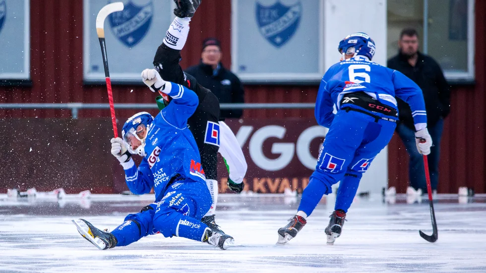 Frillesås, tabelljumbon i elitserien, stod på huvudet på K bygg arena i Motala. Hemmalaget IFK Motala tog en säker seger efter 4-1 (2-0) och har nu tagit fem poäng på de senaste tre matcherna.