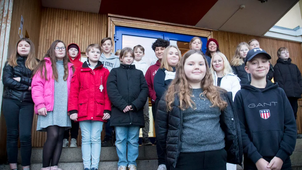 Astrid Hellström, Leon Lundborg samt Alva Eriksson och Lo Jonsson framför klasskamraterna. De ger sig själva mellan 75 och 100 procents chans till avancemang.