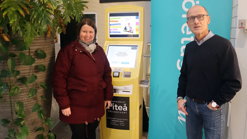 Projektledaren Cecilia Lindström och Jan-Eric Sandberg, ordförande i Företagarna Piteå, gläds över att Piteå presentkort ska finnas kvar.