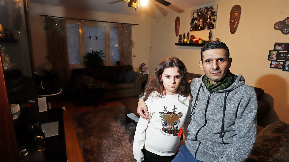 Ziad Kassem och dottern Naima Åström-Kassem bor i en tvårummare i Nyfors. De har stått i Kommunfastigheters bostadskö i åtta år med hopp om en större lägenhet i området.