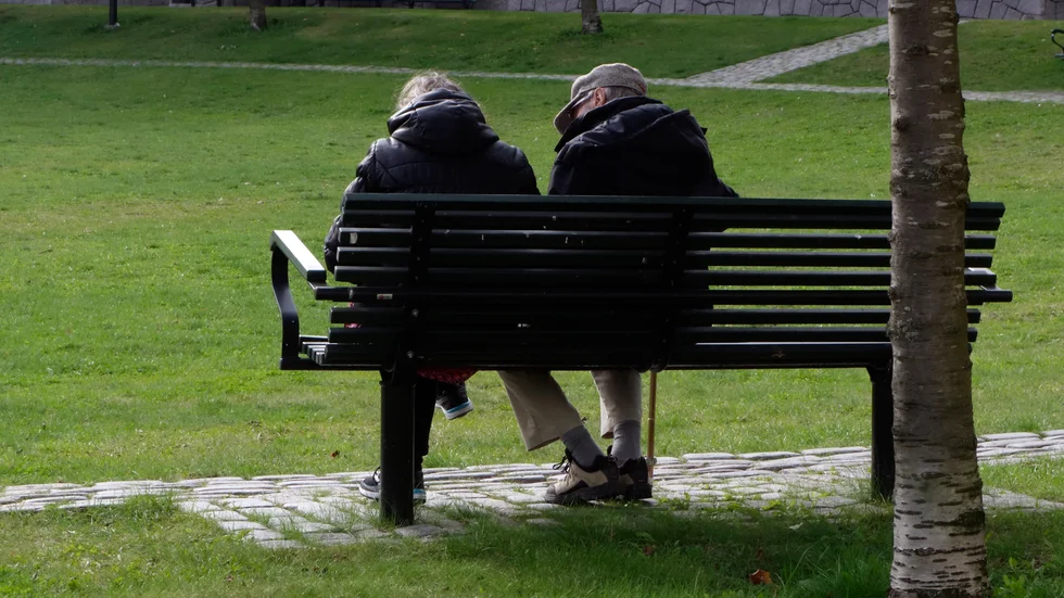 Det håller inte att vänta eller peka på andra om ni menar allvar med en bättre äldreomsorg, skriver insändarskribenten.