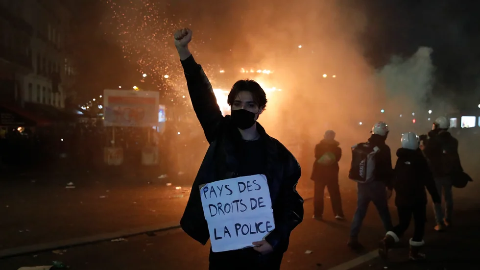 "Landet av mänskliga rättigheter för poliser" står det på en skylt under en av demonstrationerna mot polisvåld. Arkivbild.